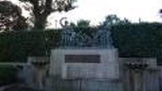 小学校児童5000人が亡くなったということです