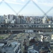 JR山陽線、新幹線、山陽電鉄が交わる交通の要。姫路城まで徒歩約15分。