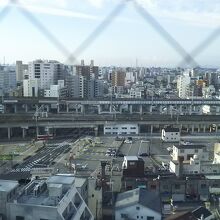 北から姫路駅をのぞむ。新幹線ホームにのぞみが停車している。