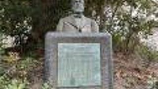 植込みの中にひっそりとあります