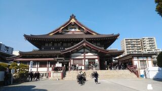 広い境内に見ごたえのある伽藍がたくさん