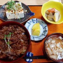 牛丼＋冷奴（９００円）