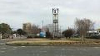 改札口とは反対側にある。