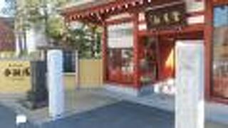 山門の仁王像が印象的な寺院