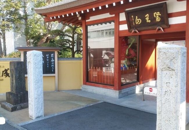 山門の仁王像が印象的な寺院