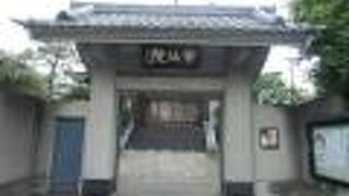 この近所では珍しい近代的なフォルムの本堂　