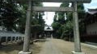 拝殿の屋根の下の彫刻は結構凝ったものです