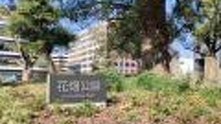 商業施設の前に