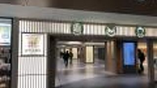 食品スーパーもあります