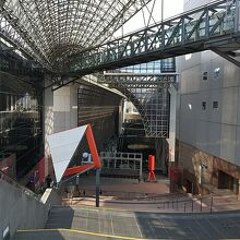 鉄骨を活かしたモダン建築。京都駅の上にある展望台から見た景色