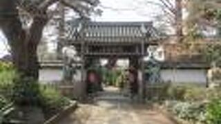 仁王像や不動尊像が祀られています