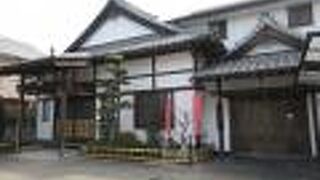 閑静な住宅地に建っています