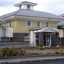 史跡館入り口。右が隼人塚、左が駐車場です。