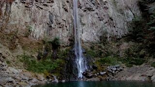 華厳の滝に似た落差85ｍの滝は日本の滝百選のひとつ