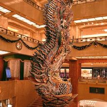 巨大な天女像は迫力あり