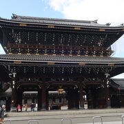 東本願寺 御堂門、日本一大きな楼閣門だそうです ♪