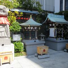 三囲神社は右端です