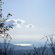 東北南端を占める福島県のほぼ中央に位置する猪苗代湖