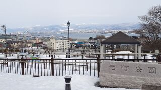 函館公会堂の前にある高台にある公園。見晴らしがいいです