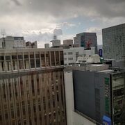 札幌エスタでビルを眺める