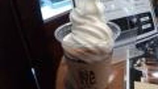 「コーヒーフロート」はアイスコーヒーの上に「糀ソフトクリーム」