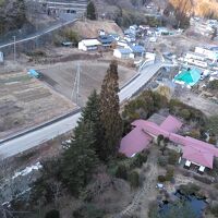 エレベーターホールからは、下に庭園、奥に桜館や山々が見えます