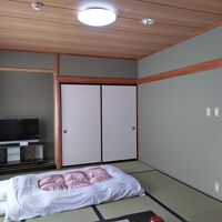 藤館本館10畳和室。右奥に洗面台、その奥に浴室があります。