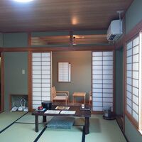 藤館10畳和室。奥が広縁、左奥が踏込です。