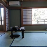 左側に広縁があります。お布団は畳んであります。