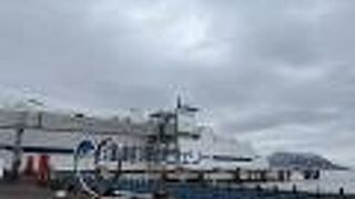 大型フェリーの船体越しの函館山もナイス