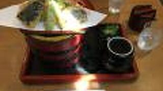 インパクト大の桶に入った釜揚げうどん