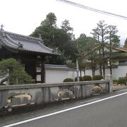 長昌寺の屋根の瓦は、家紋の五葉雪笹だらけです。