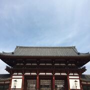赤い大仏殿の入口の門