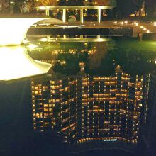 水面に客室の灯りが