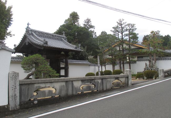 長昌寺の屋根の瓦は、家紋の五葉雪笹だらけです。