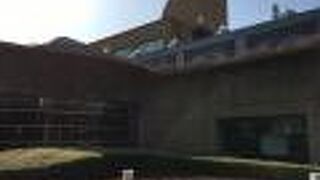 個性的な建物の図書館