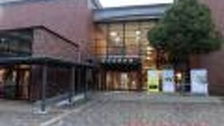 同じ敷地にある米子市立図書館と同じテイストの建物