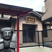 川崎駅前の商店街にあるお寺