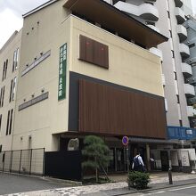 旧東海道に面して建つ交流館