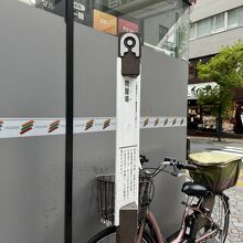 駅前通りに説明書きが立っている