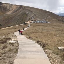 舗装路を登ります。