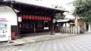 道祖神社が、向かって右隣にあります。