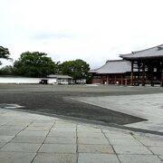 西本願寺の境内には、6人くらいの観光客というか、お参りしている人がいました。