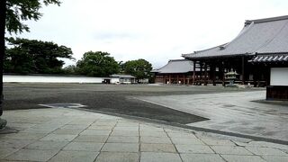 西本願寺の境内には、6人くらいの観光客というか、お参りしている人がいました。