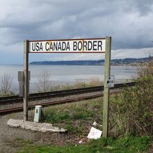 BNSF鉄道横にある国境を示す看板