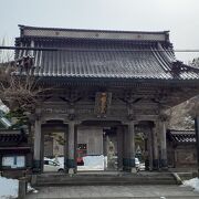 外国人墓地の近くにある寺です。見事な山門です。