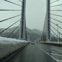 東側から橋を渡る