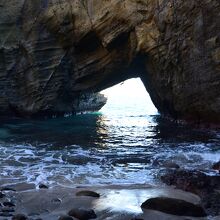 洞窟の下から見た海