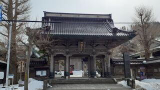 外国人墓地の近くにある寺です。見事な山門です。