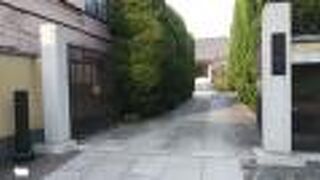 参道の木々が特徴的な寺院